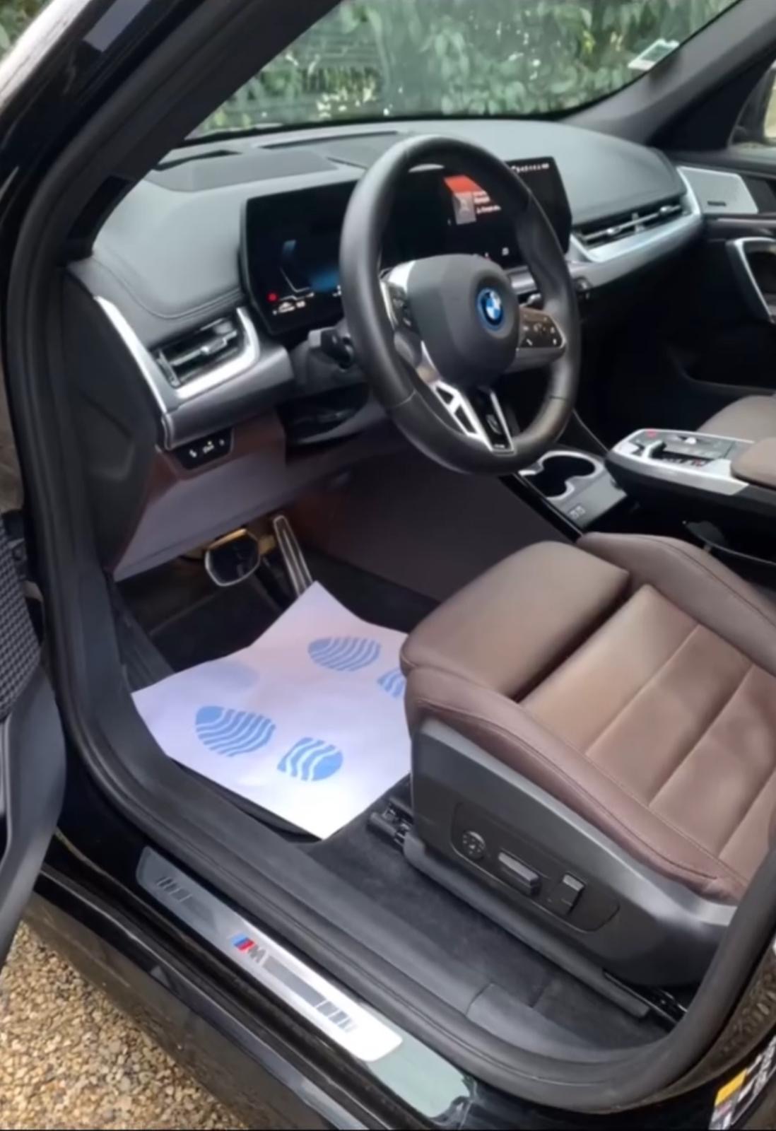 Intérieur de voiture impeccablement propre, avec sièges, tapis et surfaces soigneusement nettoyés. Service de nettoyage automobile professionnel pour un intérieur frais et sans taches. Idéal pour retrouver une voiture comme neuve.